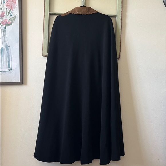 Vintage Elegant Black Cape Coat Jacket Brown Suede Collar With Slits for Arms - Picture 7 of 16